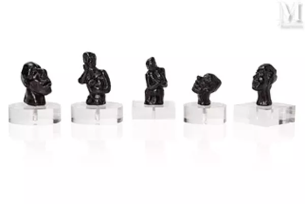Ensemble de cinq figurines en bronze