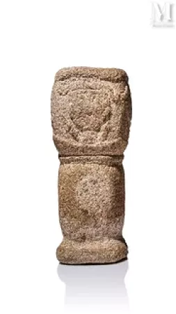 Totem à décor de figures humaines