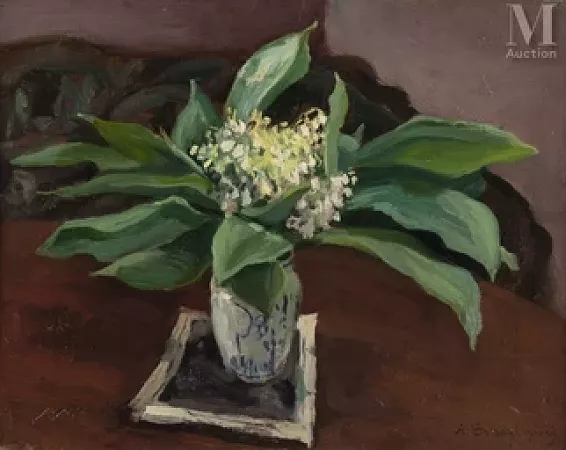 Bouquet de muguet dans un vase en porcelaine